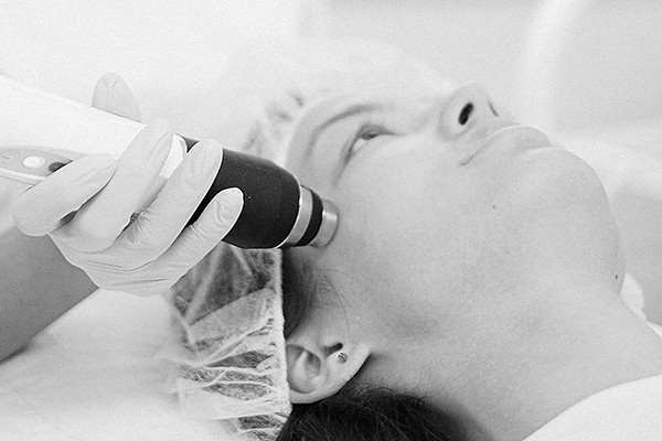 Dermatologische Behandlung der Gesichtshaut