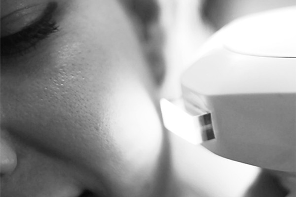 Lichttherapie-Behandlung im Gesicht